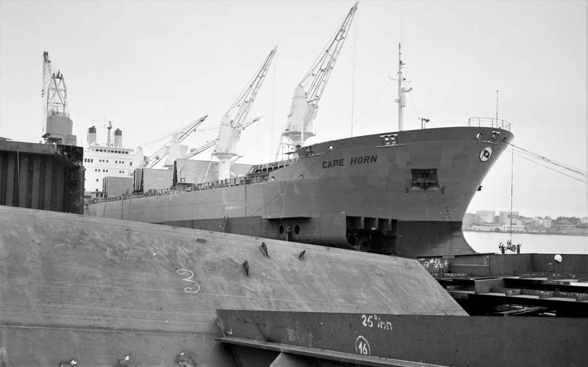Portrett. M/S Cape Horn ved kai på H.M.V. En folkemenge samlet for å se på skipsdåpen. Taler og overrekkelse av blomster etc. Musikk-korps til stede. Foto fra feiringen på kvelden i etterkant av dåpen. Foto fra Haraldshallen der folk bader. Bestilt av H.M.V.