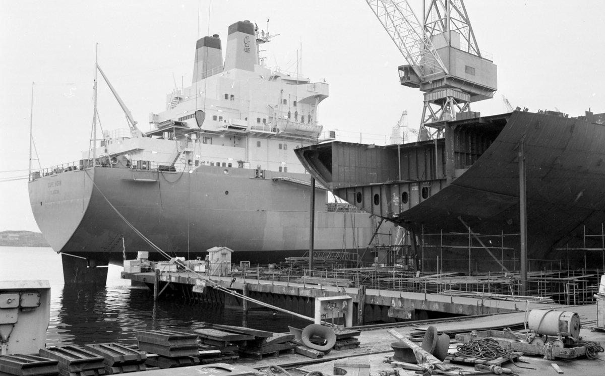 Portrett. M/S Cape Horn ved kai på H.M.V. En folkemenge samlet for å se på skipsdåpen. Taler og overrekkelse av blomster etc. Musikk-korps til stede. Foto fra feiringen på kvelden i etterkant av dåpen. Foto fra Haraldshallen der folk bader. Bestilt av H.M.V.