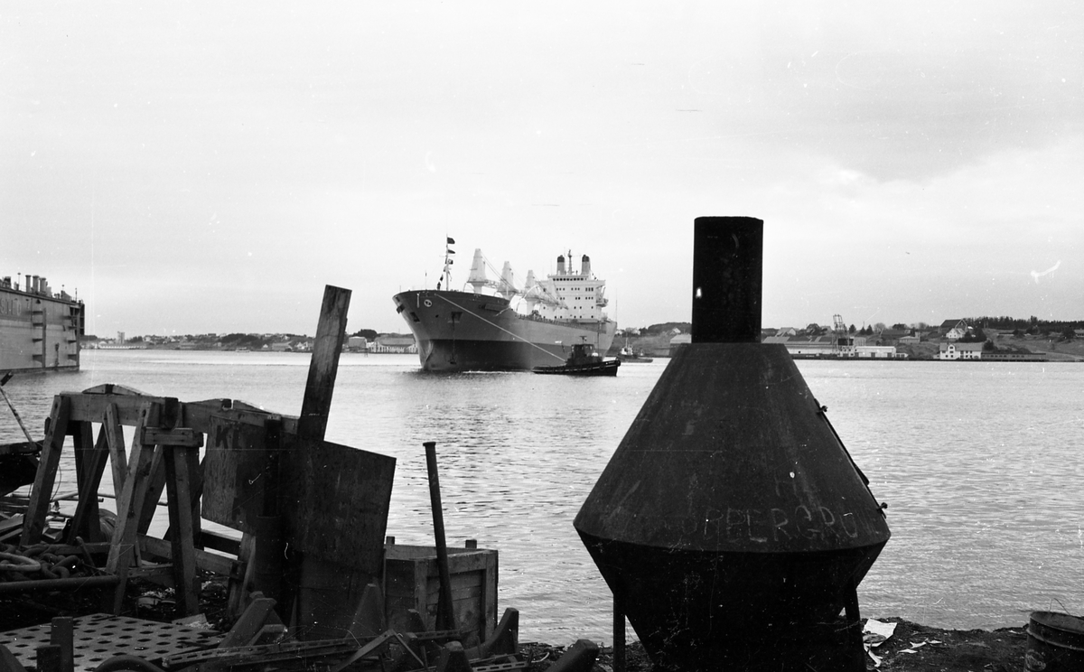 Portrett. M/S Cape Horn ved kai på H.M.V. En folkemenge samlet for å se på skipsdåpen. Taler og overrekkelse av blomster etc. Musikk-korps til stede. Foto fra feiringen på kvelden i etterkant av dåpen. Foto fra Haraldshallen der folk bader. Bestilt av H.M.V.