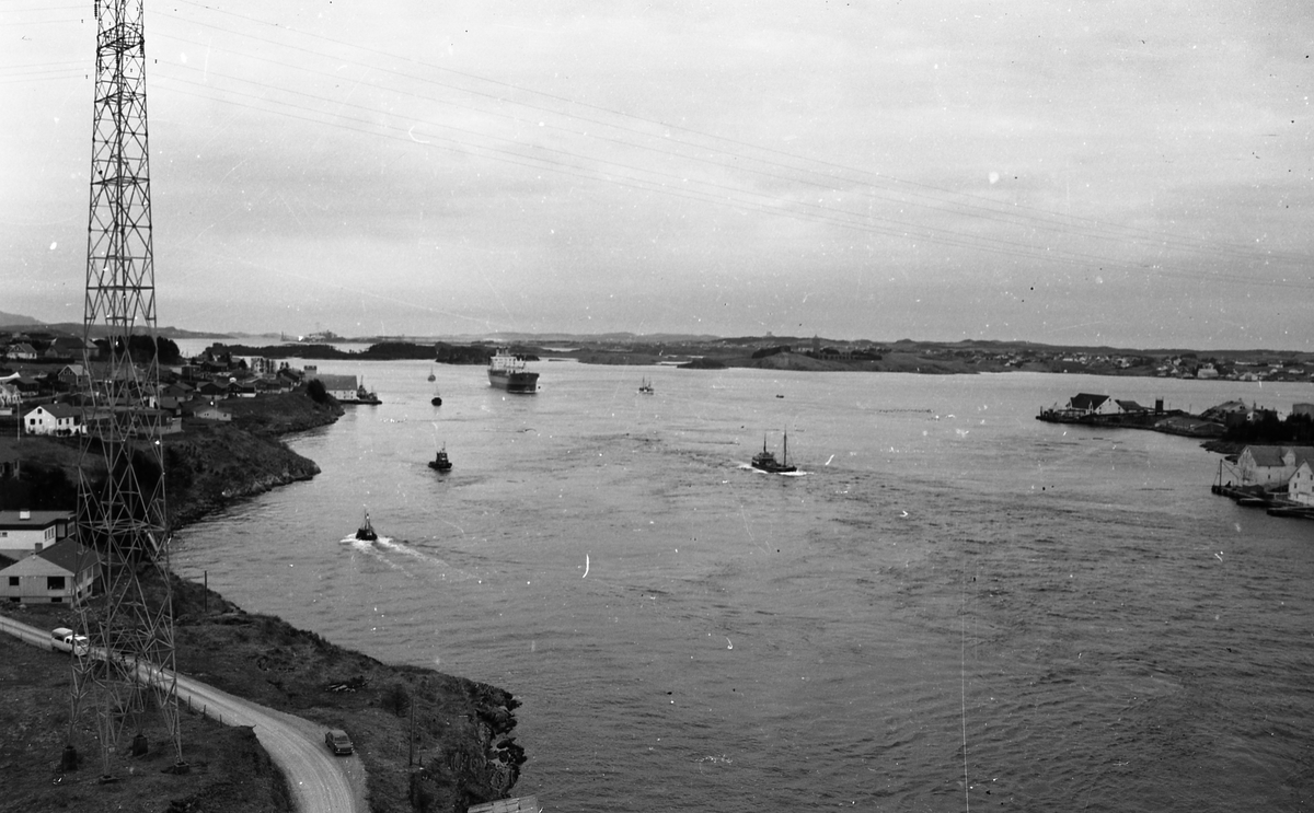 Portrett. M/S Cape Horn ved kai på H.M.V. En folkemenge samlet for å se på skipsdåpen. Taler og overrekkelse av blomster etc. Musikk-korps til stede. Foto fra feiringen på kvelden i etterkant av dåpen. Foto fra Haraldshallen der folk bader. Bestilt av H.M.V.