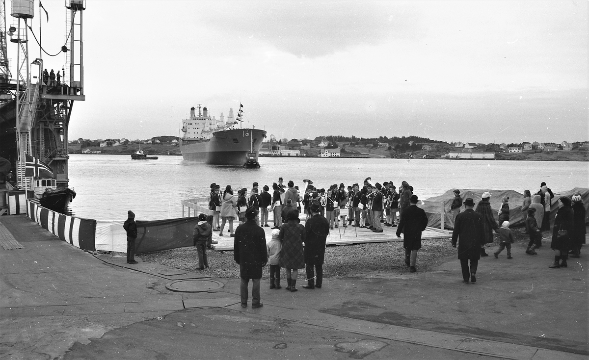 Portrett. M/S Cape Horn ved kai på H.M.V. En folkemenge samlet for å se på skipsdåpen. Taler og overrekkelse av blomster etc. Musikk-korps til stede. Foto fra feiringen på kvelden i etterkant av dåpen. Foto fra Haraldshallen der folk bader. Bestilt av H.M.V.