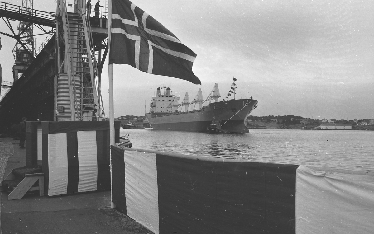 Portrett. M/S Cape Horn ved kai på H.M.V. En folkemenge samlet for å se på skipsdåpen. Taler og overrekkelse av blomster etc. Musikk-korps til stede. Foto fra feiringen på kvelden i etterkant av dåpen. Foto fra Haraldshallen der folk bader. Bestilt av H.M.V.