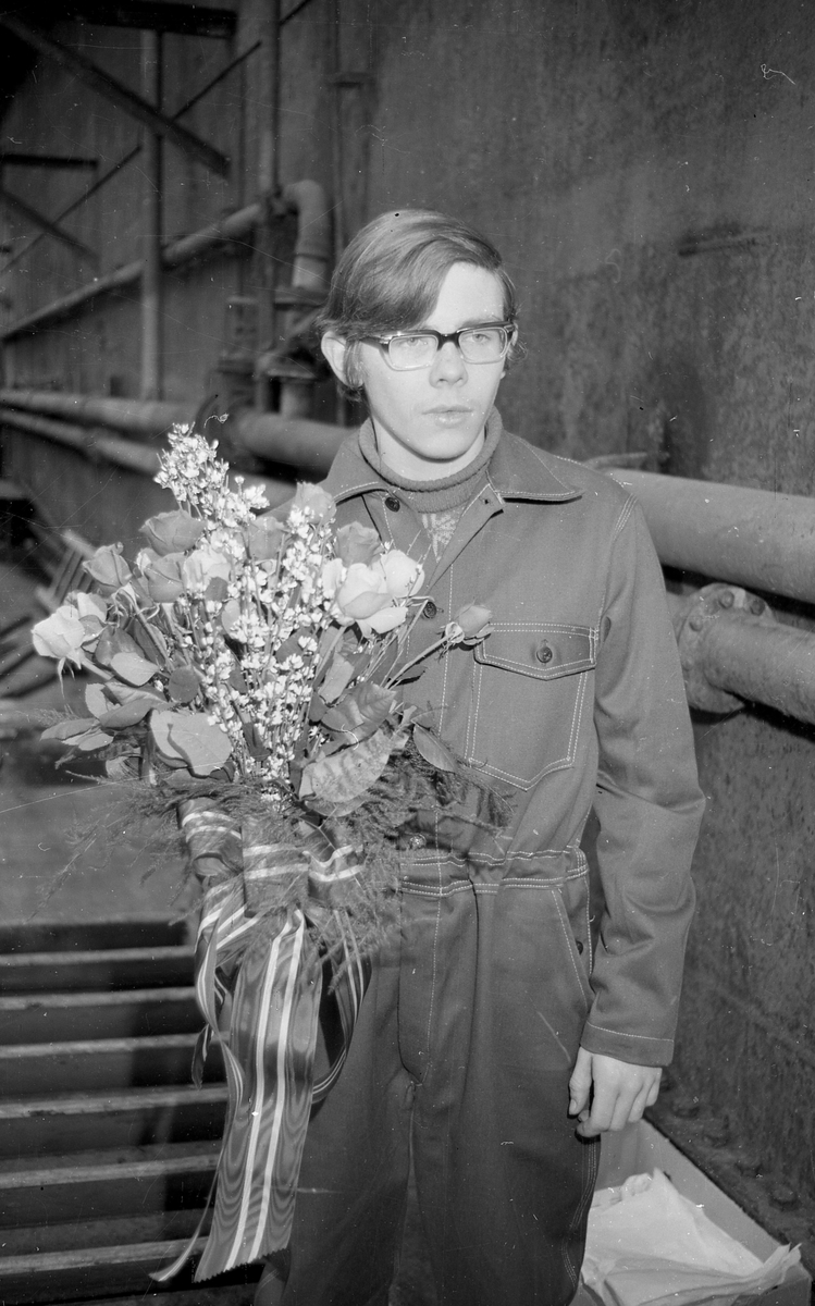 Portrett. M/S Cape Horn ved kai på H.M.V. En folkemenge samlet for å se på skipsdåpen. Taler og overrekkelse av blomster etc. Musikk-korps til stede. Foto fra feiringen på kvelden i etterkant av dåpen. Foto fra Haraldshallen der folk bader. Bestilt av H.M.V.