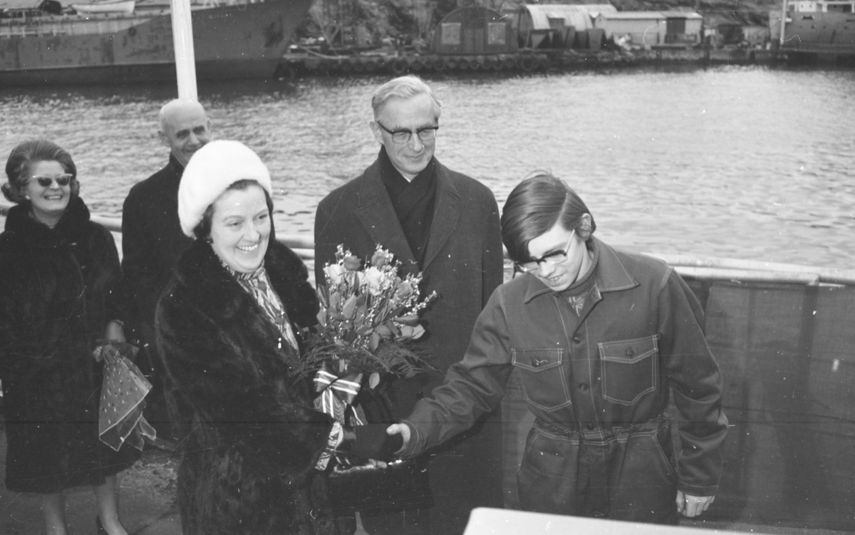 Portrett. M/S Cape Horn ved kai på H.M.V. En folkemenge samlet for å se på skipsdåpen. Taler og overrekkelse av blomster etc. Musikk-korps til stede. Foto fra feiringen på kvelden i etterkant av dåpen. Foto fra Haraldshallen der folk bader. Bestilt av H.M.V.