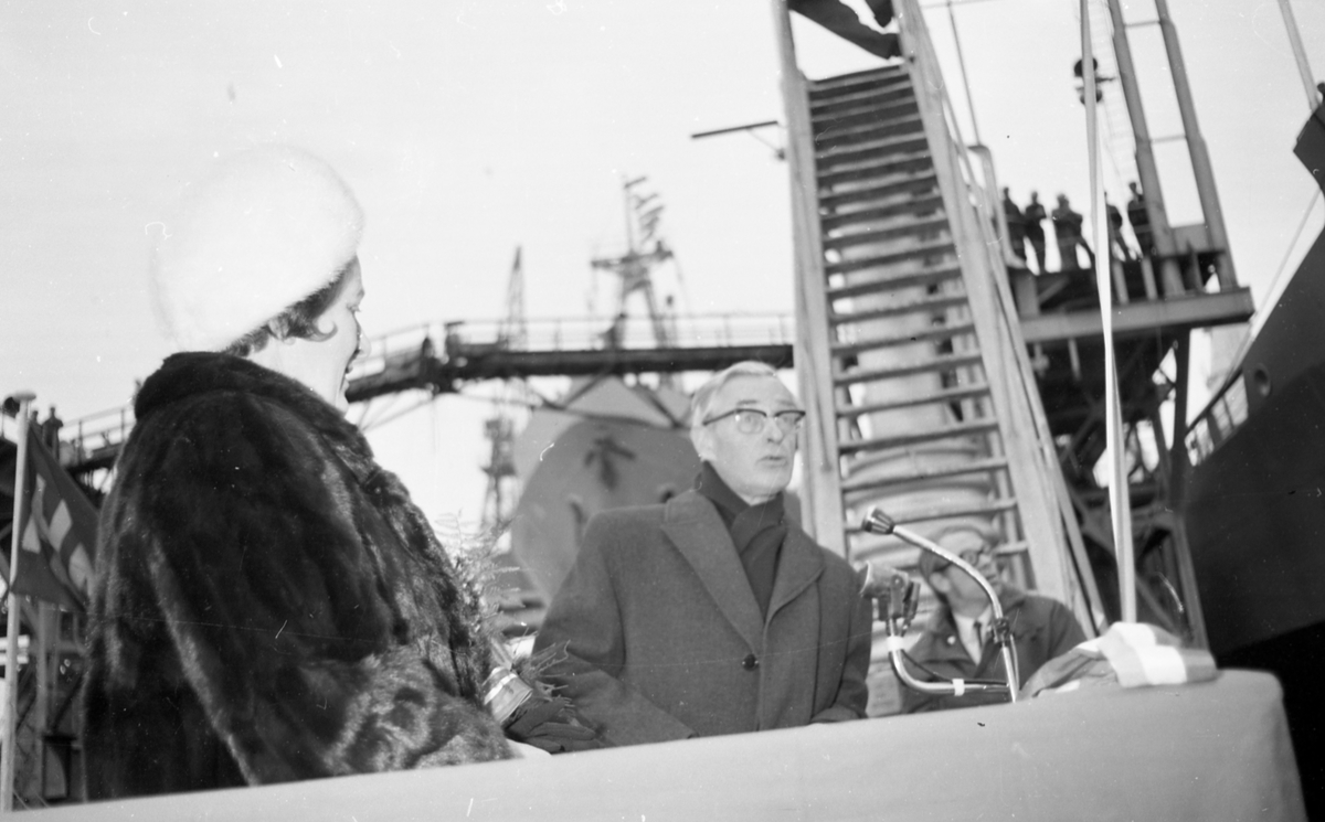 Portrett. M/S Cape Horn ved kai på H.M.V. En folkemenge samlet for å se på skipsdåpen. Taler og overrekkelse av blomster etc. Musikk-korps til stede. Foto fra feiringen på kvelden i etterkant av dåpen. Foto fra Haraldshallen der folk bader. Bestilt av H.M.V.