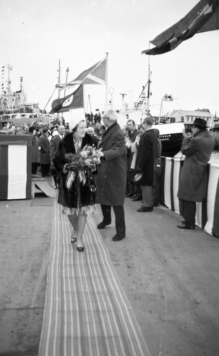 Portrett. M/S Cape Horn ved kai på H.M.V. En folkemenge samlet for å se på skipsdåpen. Taler og overrekkelse av blomster etc. Musikk-korps til stede. Foto fra feiringen på kvelden i etterkant av dåpen. Foto fra Haraldshallen der folk bader. Bestilt av H.M.V.
