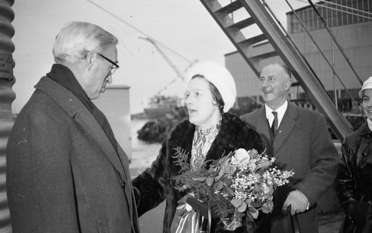 Portrett. M/S Cape Horn ved kai på H.M.V. En folkemenge samlet for å se på skipsdåpen. Taler og overrekkelse av blomster etc. Musikk-korps til stede. Foto fra feiringen på kvelden i etterkant av dåpen. Foto fra Haraldshallen der folk bader. Bestilt av H.M.V.