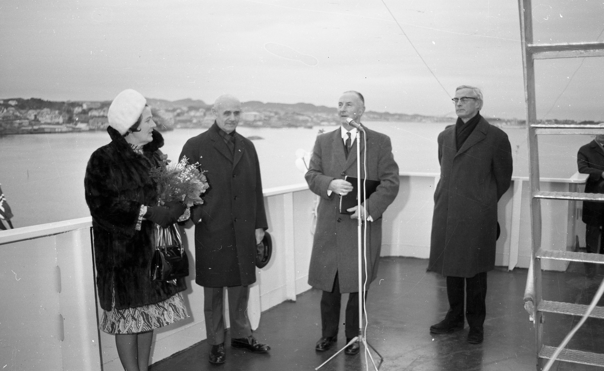 Portrett. M/S Cape Horn ved kai på H.M.V. En folkemenge samlet for å se på skipsdåpen. Taler og overrekkelse av blomster etc. Musikk-korps til stede. Foto fra feiringen på kvelden i etterkant av dåpen. Foto fra Haraldshallen der folk bader. Bestilt av H.M.V.