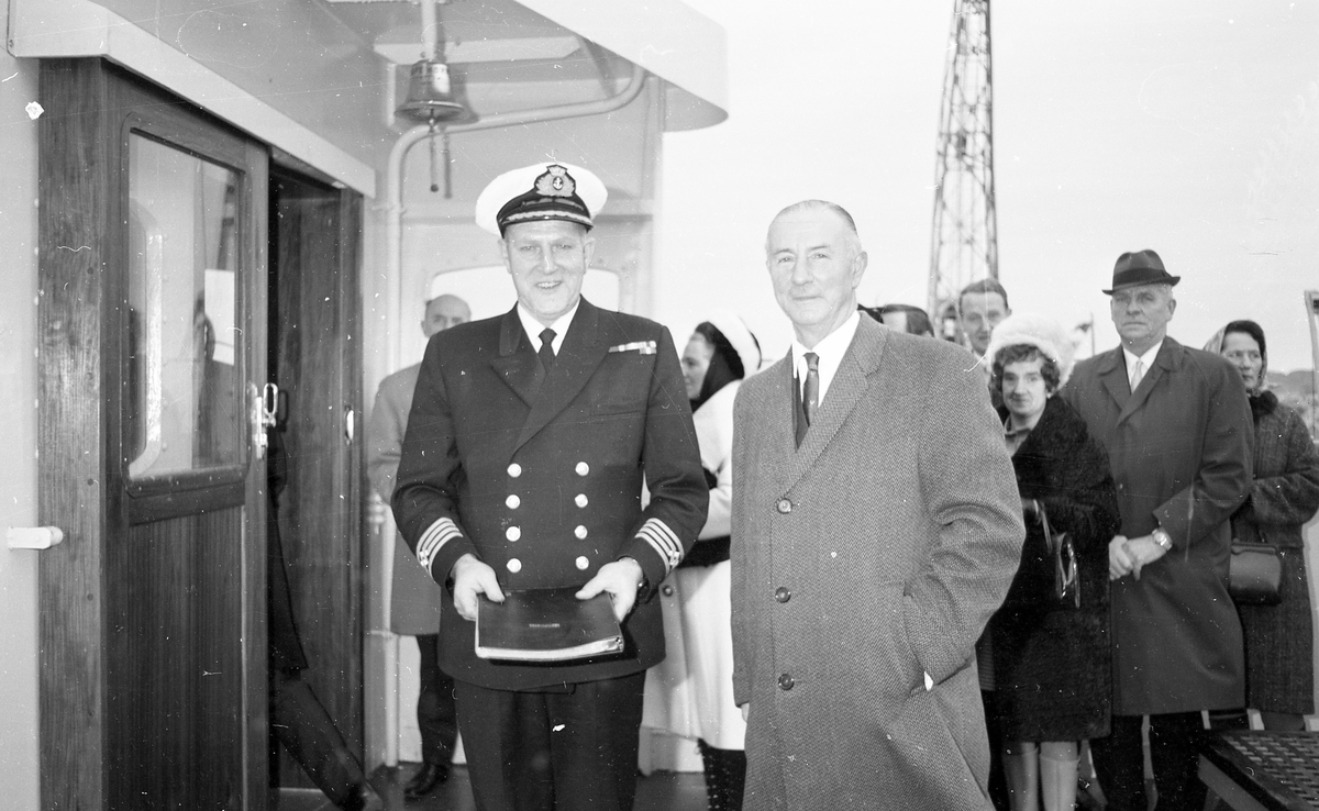 Portrett. M/S Cape Horn ved kai på H.M.V. En folkemenge samlet for å se på skipsdåpen. Taler og overrekkelse av blomster etc. Musikk-korps til stede. Foto fra feiringen på kvelden i etterkant av dåpen. Foto fra Haraldshallen der folk bader. Bestilt av H.M.V.