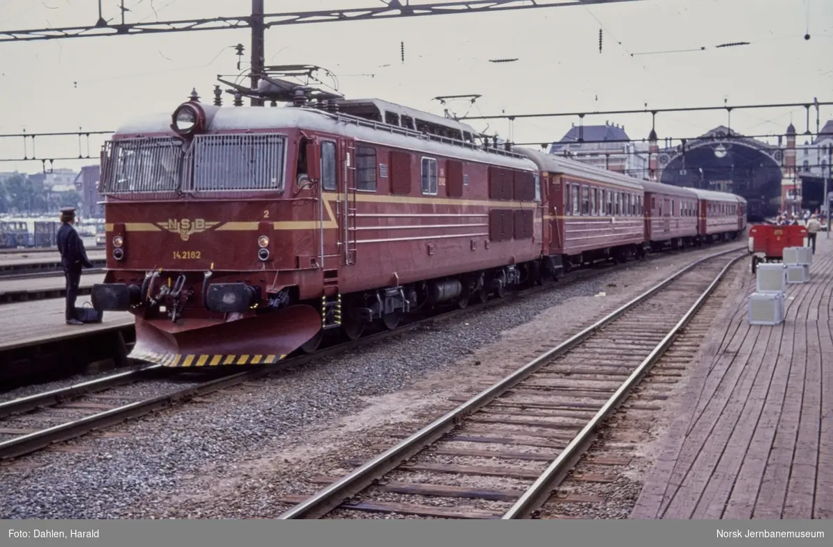 Elektrisk lokomotiv El 14 2182 med ekspresstog til Bergen, tog 603, på Oslo Østbanestasjon