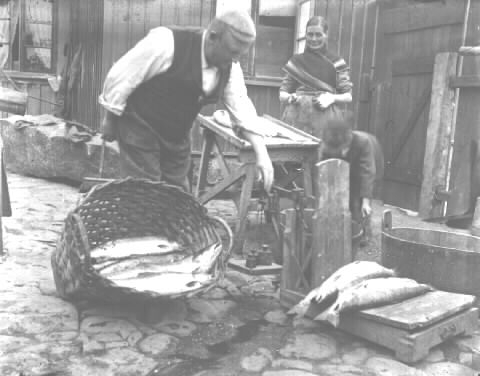 Laxhandlare-rökare Algernon och Tekla Stenberg, 1890-talet.