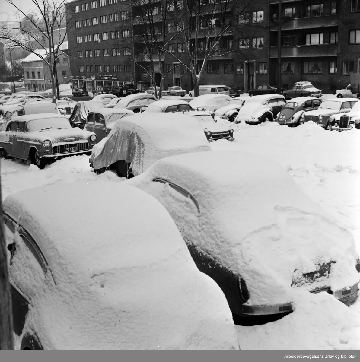 Offentlig parkeringsplass mellom Uelandsgate og Maridalsveien brukt som parkeringsplass for avskiltede og ødelagte biler. Januar 1966.