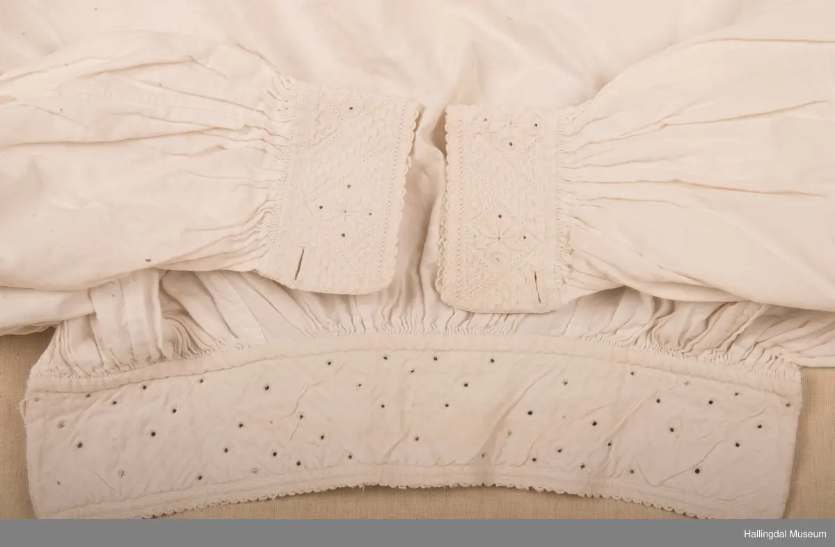 8-bladroser i broderiet