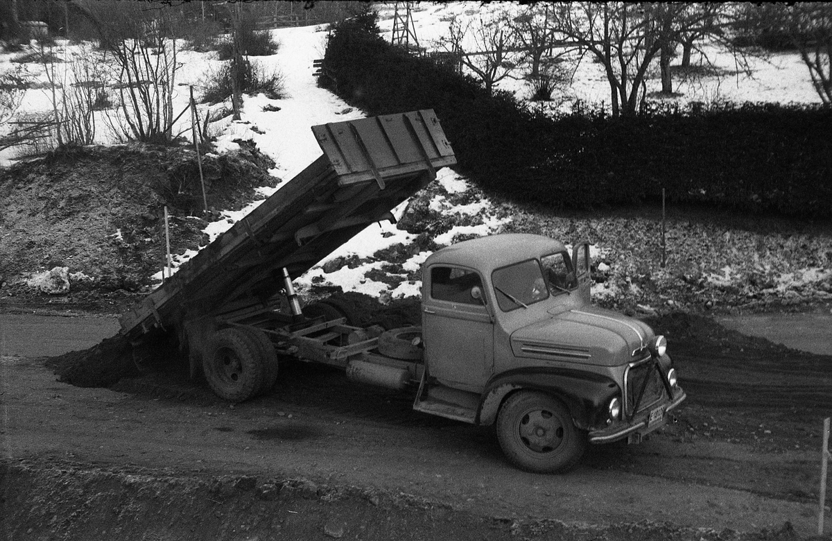 Tre bilder fra utvidelsen av daværende r.v.33 på Kraby 1960/1961. En lastebil, iflg. informant en tysk Ford FK4000, i ferd med å tømme fyllmasse rett ut for Odberg.