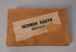 LÅDA MED JULGRANSPRYDNAD