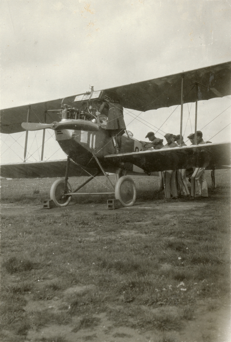 Soldater undersöker flygplan.