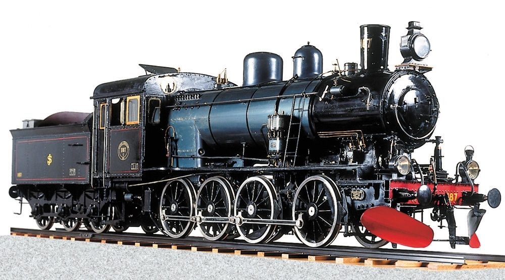 Modell i skala 1:10, av ånglok Litt E Nr 1187. Modellen är tillverkad av plåt, järn och stål. Detaljer av mässing. 2 grå trälårar och 1 redskap.
E-loket var avsett för norrlandslinjerna och hade därför lågt axeltryck och
helt sluten förarhytt.