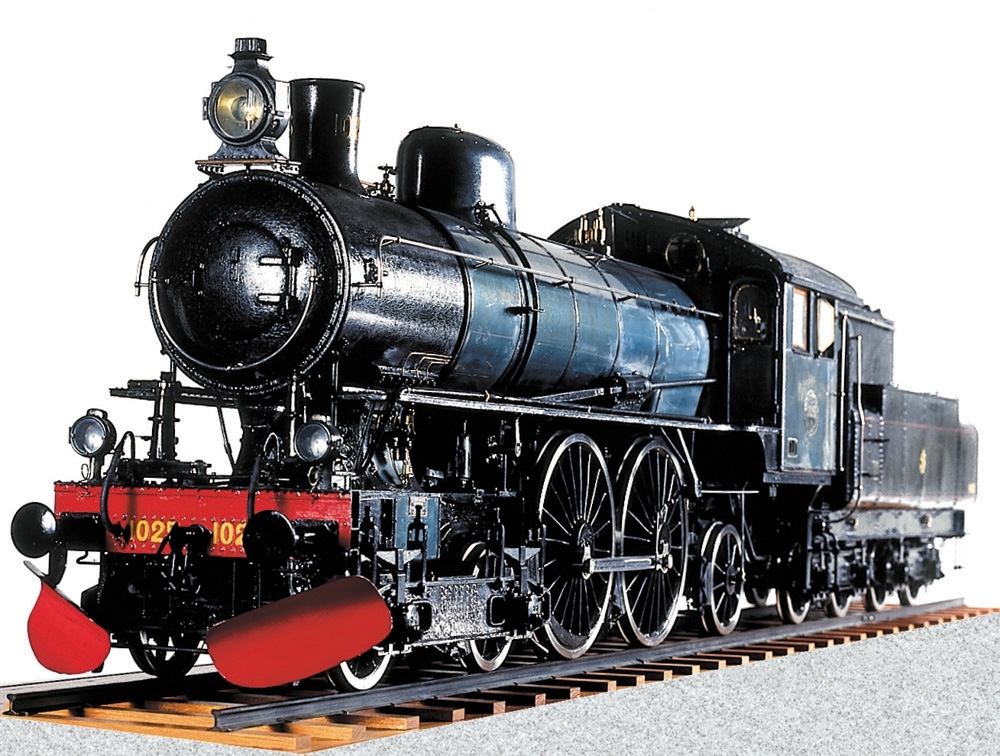 Modell i skala 1:10, av ånglok Litt A Nr 1025. Modellen är svartmålad med grå ångpanna och hytt, samt detaljer av mässing.