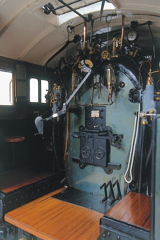 Modell i skala 1:10, av ånglok Litt B Nr 1085. Modellen är svartmålad med grå hytt och blåanlöpt ångpanna. Detaljer av mässing.
"SJ" och "1085" i gul färg på tender.