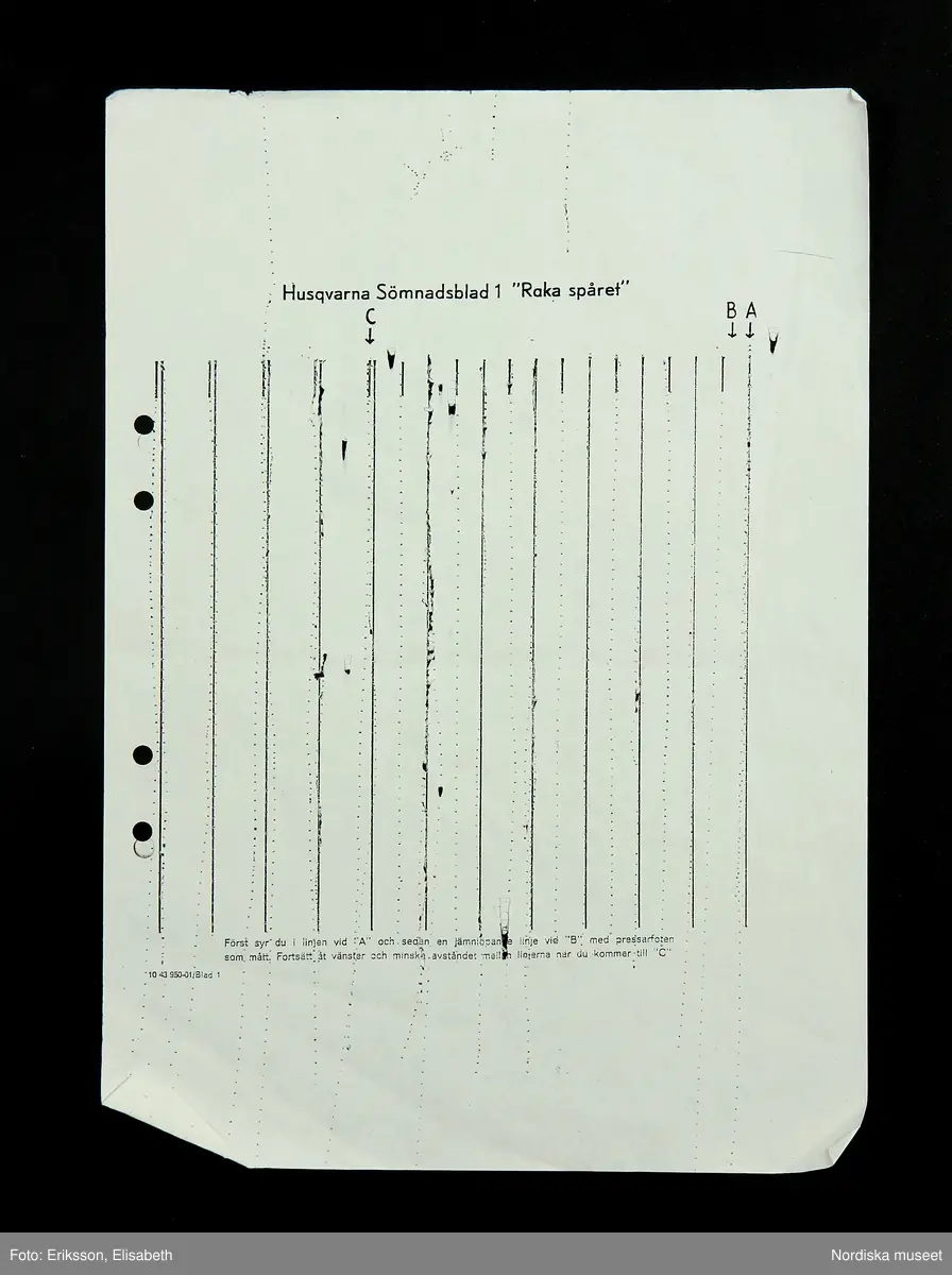 Gul pärm för samlande av lösblad. De 6 bladen i pärmen är olika varianter på snitslade banor för träning som använts för träning i att sy på maskin. Även ett ark med logotypen för Toronto Maple Leafs och ett ark med "lathund för symaskin". 
/Fiffi Myrström, 2014-01-17.
