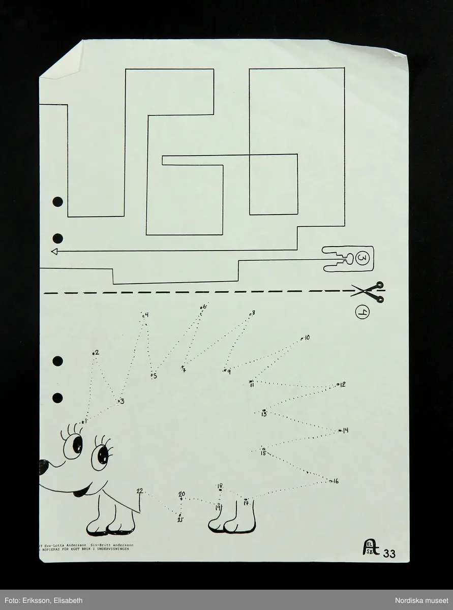 Gul pärm för samlande av lösblad. De 6 bladen i pärmen är olika varianter på snitslade banor för träning som använts för träning i att sy på maskin. Även ett ark med logotypen för Toronto Maple Leafs och ett ark med "lathund för symaskin". 
/Fiffi Myrström, 2014-01-17.