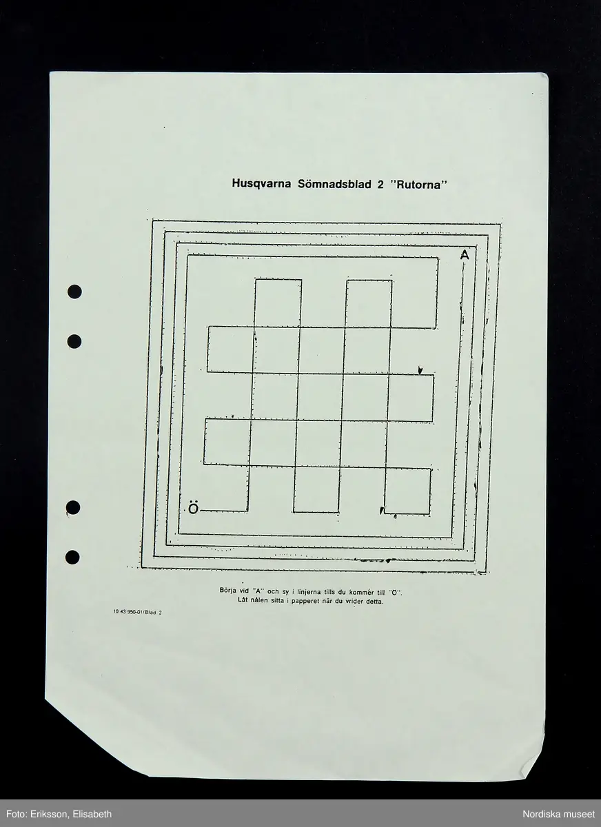 Gul pärm för samlande av lösblad. De 6 bladen i pärmen är olika varianter på snitslade banor för träning som använts för träning i att sy på maskin. Även ett ark med logotypen för Toronto Maple Leafs och ett ark med "lathund för symaskin". 
/Fiffi Myrström, 2014-01-17.