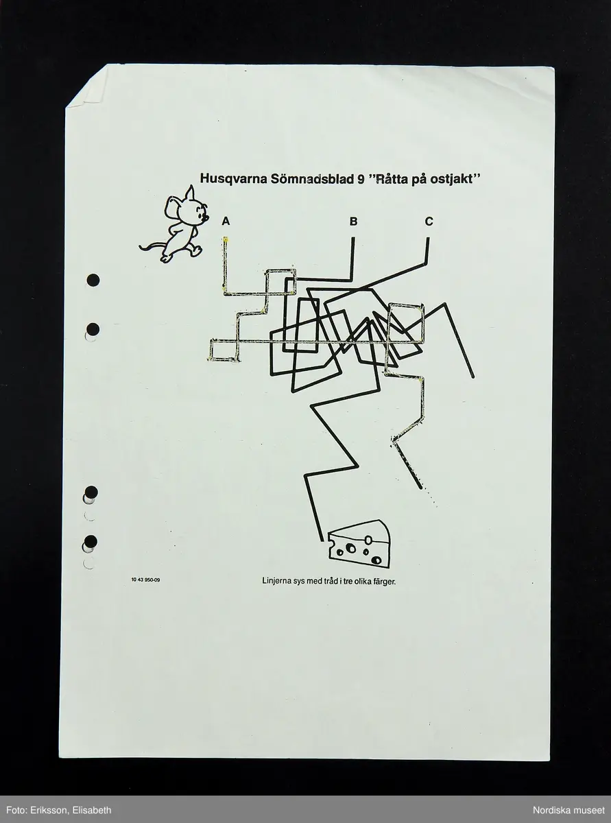 Gul pärm för samlande av lösblad. De 6 bladen i pärmen är olika varianter på snitslade banor för träning som använts för träning i att sy på maskin. Även ett ark med logotypen för Toronto Maple Leafs och ett ark med "lathund för symaskin". 
/Fiffi Myrström, 2014-01-17.
