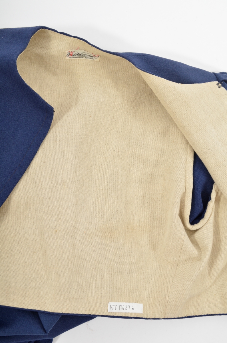 Grafferbunad med raudt damaskvove ulltøy i livet, og blått toskaftvove ulltøy i stakken. A. Livet har opning framme festa saman med tre hekter og krokar. Saum midt bak, og med to svinga ryggsaumar. Fóra med ubleikt halvlin.
Stakk i toskaft-vove ulltøy, brodert med ullgarn i forskjellige fargar. Rosemotiv. Den er foldelagt. Brei skonnering av svart bomulltøy i  nedrekanten.
B. Jakke i blått toskaftvove ulltøy. Opning midt framme med tre hekter og krokar til lukking. Eit snitt på kvar side. Erme er foldelagt oppå skuldera og nede ved ermekragen. 
C. Lue, pullue, i same tøy og broderi som stakken. Fóra med ubleikt halvlin. I nedrekant av pullen løpegang med rynka strikk. 
D. Lomme i same tøy og broderi som stakken. Sølvforgylt lommelås.