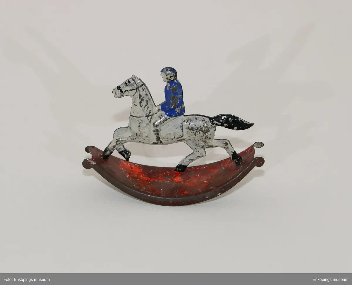 En gunghäst med ryttare.