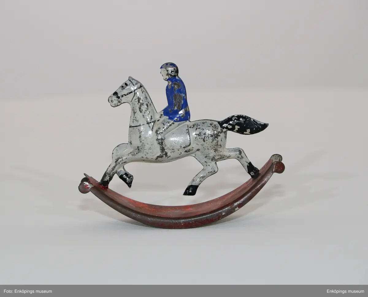 En gunghäst med ryttare.