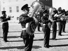 Krigsmans erinran den 4 juni 1971.
Regementets musikkår spelar.
Obs! Tre bilder