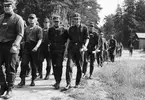 Förevisning avseende exempel på ingripande vid incident, den 19 augusti 1971.
Kompanierna marscherar till Lötgärdet där förevisningen skall ske.
Befälen på bilden är från vänster fanjunkare Tage Berglund, sergeant Bernt Sandell, överfurir Björn Pettersson (senare Stenman) och bakom honom fanjunkarna Rolf Bengtsson samt Yngve Pettersson.