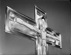 Detalj av krucifix i Sunne kyrka, silver och röd cellemalj.