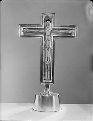 Krucifix i Sunne kyrka, silverr och röd cellemalj.