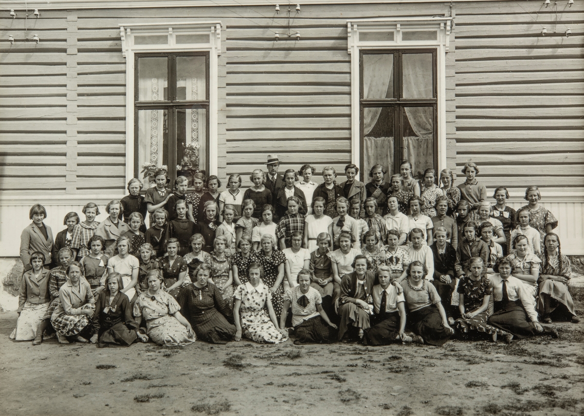 Gruppe konfirmanter. De kvinnelige konfirmantene utenfor Gamle Tingberg i 1936. Mange ukjente.
Konfirmasjonen fant sted 4. oktober 1936 i Løten kirke. Alle forberedelsene fant sted på Tingberg. 
I midten helt bak står sogne prest Paul Emil Rynning, dette var hans første konfirmantkull i Løten. 
Nr. 8 fra høyre i rekke 2 er Helen Andresen (Herdal) f. 1921. Nr. 3 fra venstre i rekke 3, i rutete overdel med stor krage, er Petra Monsrud, f. 1921. Nr 17 fra venstre i samme rekke er Edna Wea (Oseth) f. 1921. (i hvit bluse med krage, midt foran det høyre vinduet).