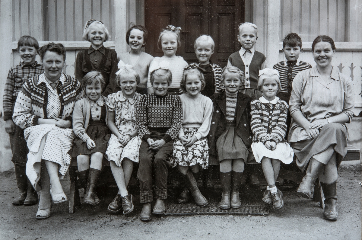 Skoleklasse, gruppe 15. 2. klasse på Østvang Skole i 1955.