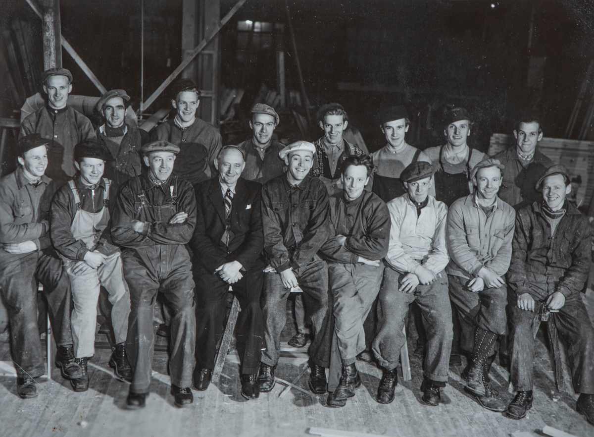 Enger Trevare, Løten. Gruppe 17 arbeidere. Bildet er tatt i den gamle fabrikken i 1950, før brannen.
Foran fra venstre: Jon Bergset, Oddmund Enger, Gudbrand Enger (eier av fabrikken), Simen Haugen (kontorist), Bjarne Enger, Olaf Nilsen, Kåre Lier, Lars Ramsøy og Johannes Bakke.
Bak fra venstre: Otto Fredvold, Alfred Flisen, Jørgen Haraldsen, Magne Søbakken, Knut Sveen, Peder Fredvold, Torgeir Oppegård og Marius Haraldsen.