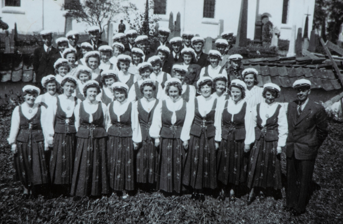 Nordbygda Sangforening, foran Løten kirke, ca 1950.  Sangkor. Til høyre foran, dirigent Einar Moe. nr. 2 fra høyre Brynhild Moe. Lengst til venstre Agnes Rignes.