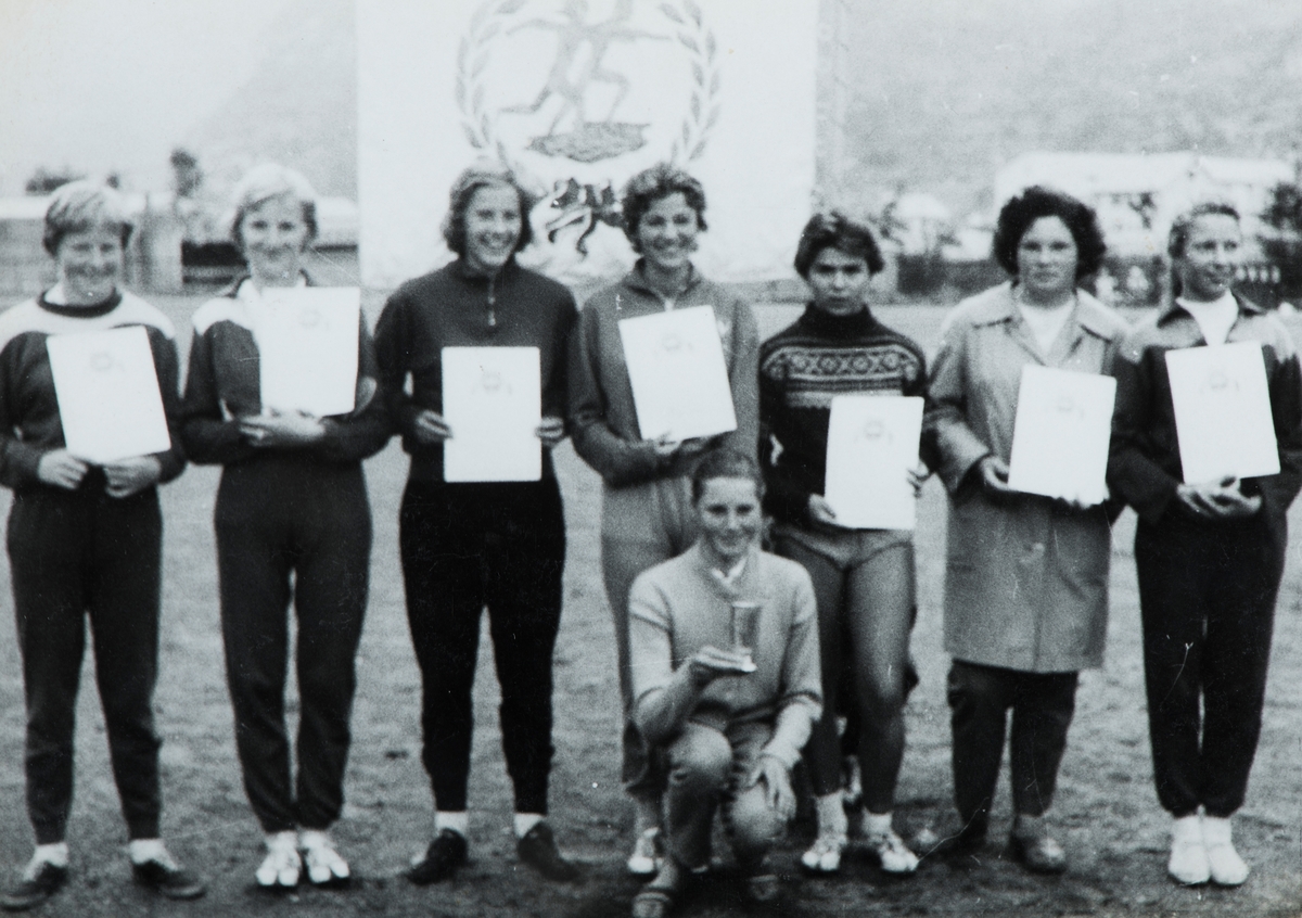 I 1959 hadde friidrettsgruppa i Ottestad IL klubbkamp mot Øvre Årdal Idrettslag. Kampen gikk i Årdal. F.v. Liv Pettersen, Eli Andersen, Olga Marie Bergseth, Toril Ropphaugen, Anne Synnøve Antonsen, Vera Strandlie, Gullhaug Fjeldbu, foran Anne Kristine Engesland.