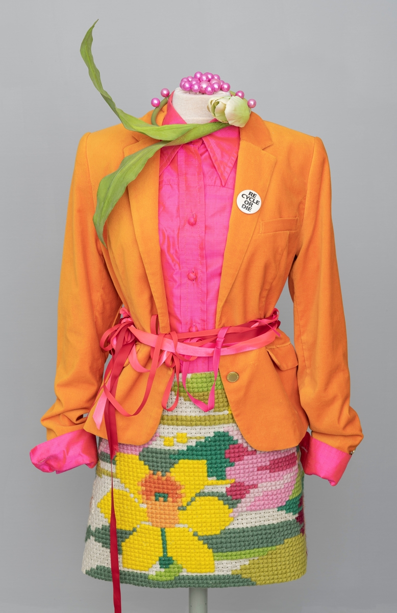 Antrekk fra "Duket for forundring. På sporet av den myke historien", Kvinnemuseets sommerutstilling 2019 laget av kulturstylist Makeløs Kristin E. Halkjelsvik. Tulipanantrekk. I utstillingen delte Halkjelsvik sin begeistring for gjenbruk,  gammelt håndarbeid og strikkedesign. Utstilling. Utstillinger. Kvinnemuseet, Kongsvinger, Hedmark.