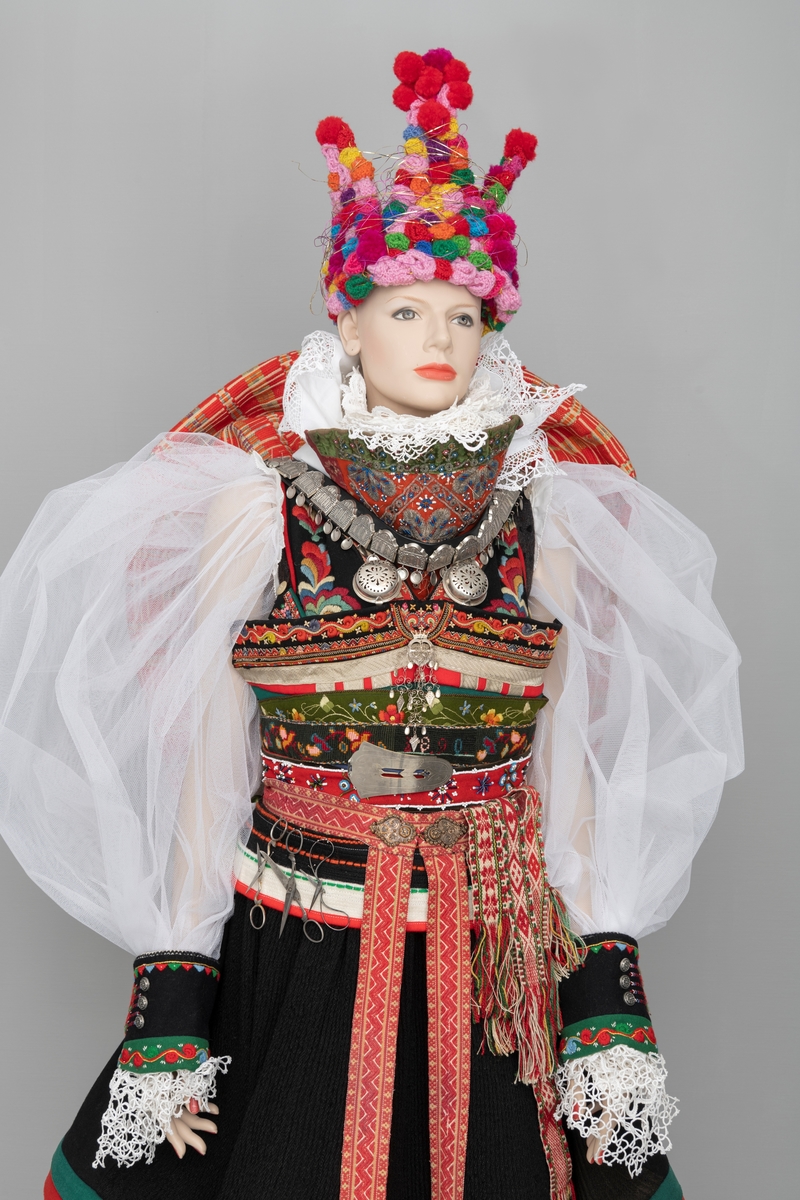 Antrekk fra "Duket for forundring. På sporet av den myke historien", Kvinnemuseets sommerutstilling 2019 laget av kulturstylist Makeløs Kristin E. Halkjelsvik. Detalj fra hovedverk. I utstillingen delte Halkjelsvik sin begeistring for gjenbruk,  gammelt håndarbeid og strikkedesign. Utstilling. Utstillinger. Kvinnemuseet, Kongsvinger, Hedmark.
