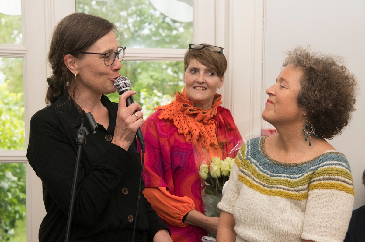 Åpning av Kvinnemuseets sommerutstilling 2019, "Duket for forundring. På sporet av den myke historien", laget av kulturstylist Makeløs Kristin E. Halkjelsvik. Fra venstre Mona Holm fra Kvinnemuseet, Kristin E. Halkjelsvik og Ingun Grimstad Klepp fra OsloMet som åpnet utstillingen. 
I utstillingen delte Halkjelsvik sin begeistring for gjenbruk, gammelt håndarbeid og strikkedesign. Hun viste egne Makeløs-kreasjoner og stylede antrekk fra norske designere. Kvinnemuseet. Kristin E. Halkjelsvik.
