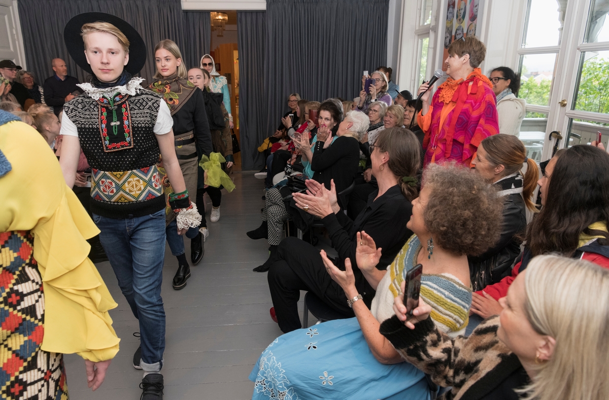 Åpning av Kvinnemuseets sommerutstilling 2019, "Duket for forundring. På sporet av den myke historien", laget av kulturstylist Makeløs Kristin E. Halkjelsvik. Under utstillingsåpningen viste  dansere fra JUMP! dansestudio forskjellige kreasjoner for publikum inne på museet.
I utstillingen delte Halkjelsvik sin begeistring for gjenbruk, gammelt håndarbeid og strikkedesign. Hun viste egne Makeløs-kreasjoner og stylede antrekk fra norske designere. Kvinnemuseet. Kristin E. Halkjelsvik. Catwalk.