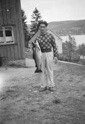 Melvin Johansen med ørret tatt i Mjøsa, foto i Brettenga i Vingromsvegen 137, Lillehammer