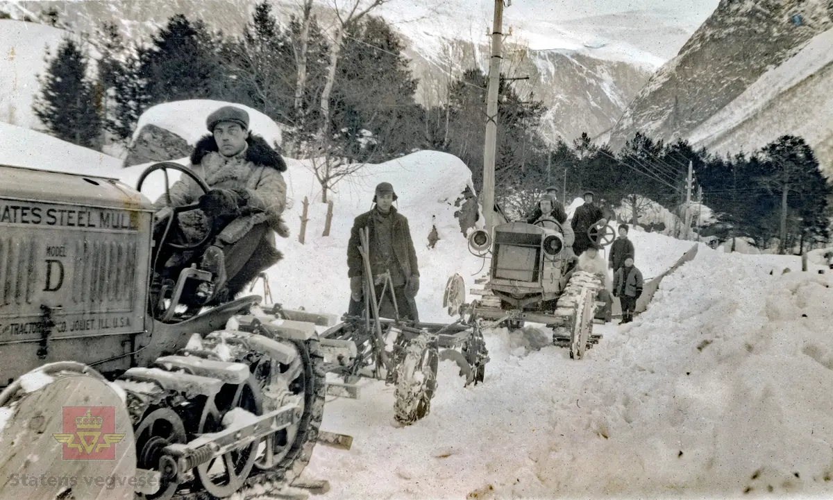 Romsdalen. Sannsynligvis det første forsøk av brøyting av offentlig veg. Redskapet som slepes etter første traktor, er Statens vegvesen, Møre og Romsdal, sin gave til Norsk vegmuseum. Bak traktor nr. 2 er en treplog.

(Kilde: Statens Vegvesen i Møre og Romsdal sitt interne magasin "Veg og Virke" nr. 2/1979 - "Den første snøpløgjing med bilar og traktorar i Møre og Romsdal". Forfatter: Bjarne Rekdal)