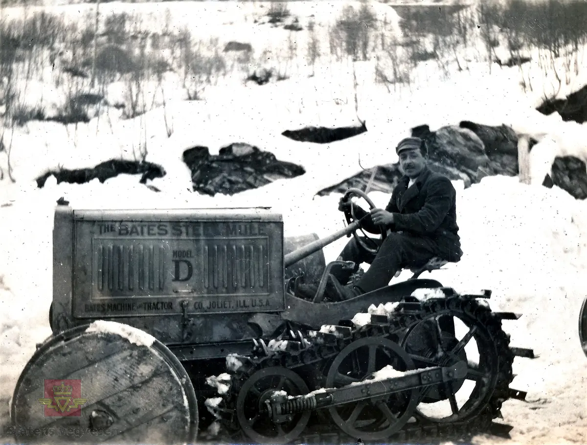 Romsdalen. Sannsynligvis det første forsøk av brøyting av offentlig veg. Til brøytearbeidet mellom Åndalsnes og Bjorli vinteren 1921-22, kjøpte vegvesenet 1 Bates Steel Mule beltetraktor og 3 stk. Teien snøploger, og leide i tillegg 2 traktorer av samme type som den kjøpte.

(Kilde: Statens Vegvesen i Møre og Romsdal sitt interne magasin "Veg og Virke" nr. 2/1979 - "Den første snøpløgjing med bilar og traktorar i Møre og Romsdal". Forfatter: Bjarne Rekdal)