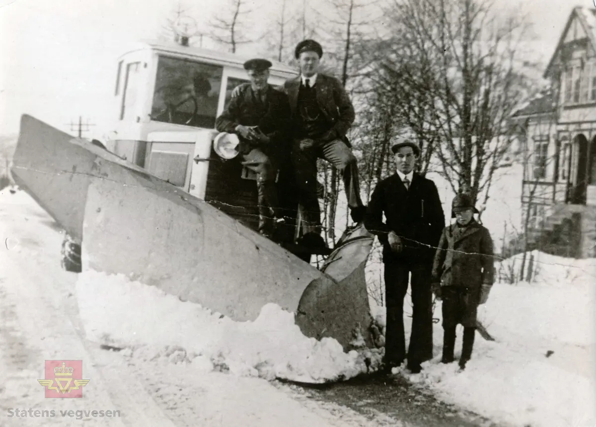 Bildet er tatt på Sjøholt i Ørskog kommune i januar 1932. Bilen med forplog, er en norskbygd "Strømmen" lastebil, 130 hk., bensin. Fra venstre Theodor Aarønes som har uttalt at det var "altfor dårleg plog til denne bilden" 

(Kilde: Statens Vegvesen i Møre og Romsdal sitt interne magasin "Veg og Virke" nr. 4/1981. Forfatter: Bjarne Rekdal, og merking bak på bilde)