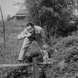 Motiv: (ingen anteckning) ;
En man borstar tänderna vid en b