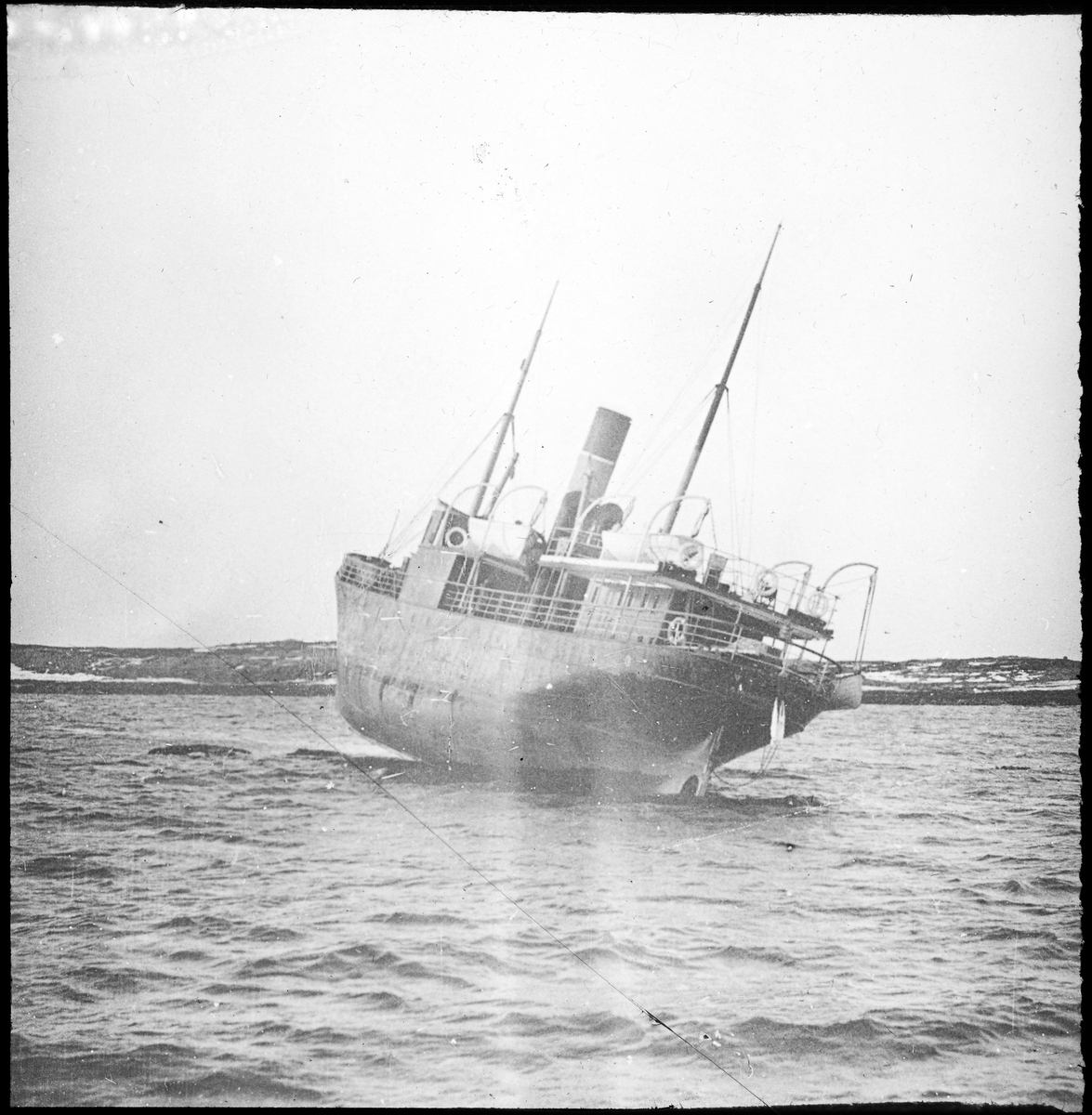 En eske med 10 fotoplater. Fotoplatene er av glass og kanten er kledd med svart papir. På alle platene er det limt på en papirlapp med motiv og firmanavn. Motivene er ulike dampskip, noen av dem er havarert/forlist. Det er også bilder av en flytekran. For oversikt over motivene se "Andre opplysninger". Platene ligger i en eske paget av papp kledd med burgunderfarget papir. På forsiden av esken er det en bruksanvisning for bruk av fotoplatene. Denne er delvis borte og løsnet.