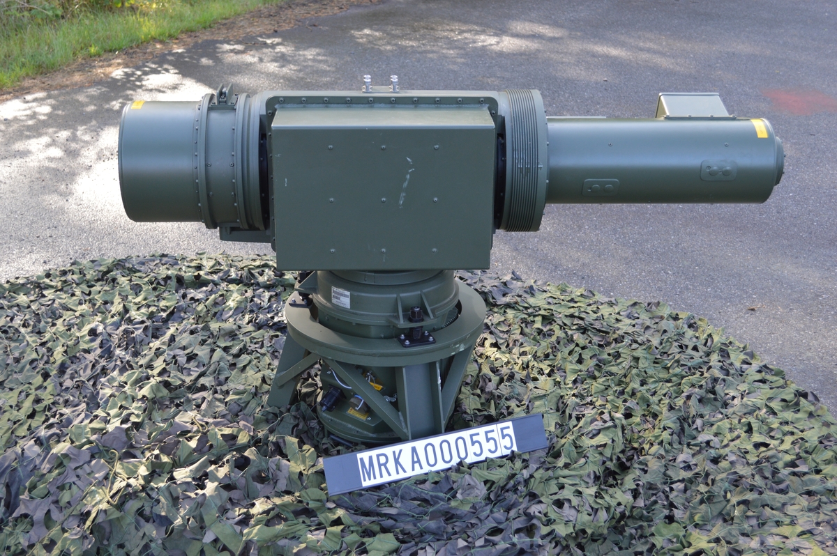 En IR-spanare arbetar passivt, dvs den sänder ej ut några signaler som exempelvis en radar. IR-spanaren känner av infraröd strålning (värmestrålning) från flygplanets motor mm.
IR-spanare jämfört med radar; kan ej upptäckas med signalspaning, är svår att störa, har hög noggrannhet i höjd och sida. Dock kan en IR-spanare ej mäta avstånd och kan påverkas av väder.
Beskrivning.
Räckvidden hos IRS 725 uppges vara 10-15 km mot stridsflyg och 6-9 km mot helikopter vid ”normalt väder”.
IR-spanarens huvud roterar med 180 varv/minut. Ett band om 5 grader i höjd avsöks, bandet höjs stegvis tills den önskade höjdvinkeln är avsökt. Normalt höjdområde är 20 grader, vilket tar ungefär 2 sekunder.
Målupptäckt är automatisk, blinkande symboler uppträder i bilden på manöverenheten. Systemet presenterar 360 grader och kan behandla 16 mål samtidigt. Manöverenheten skulle vara placerad i sammanställningsplatsen på LvS 75M.
IRS 725 blev aldrig införd vid Kustartilleriets luftvärn.